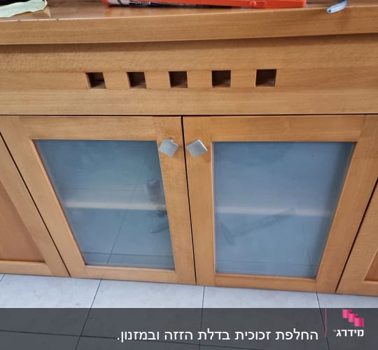 ארון עץ עם דלתות זכוכית חלבית